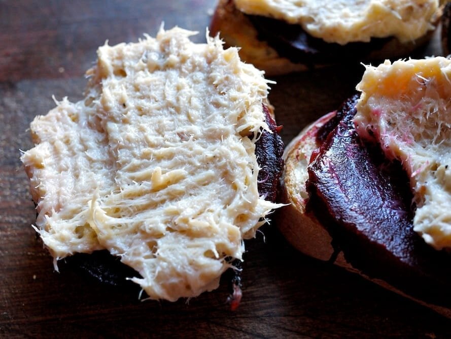 Stoccafisso di Norvegia montato all'olio con barbabietola e pane croccante