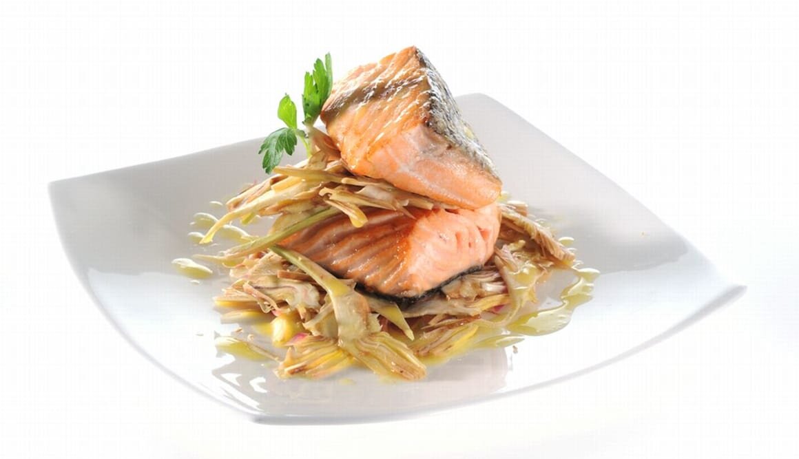 Salmone alla plancia con carciofi e salsa senapata