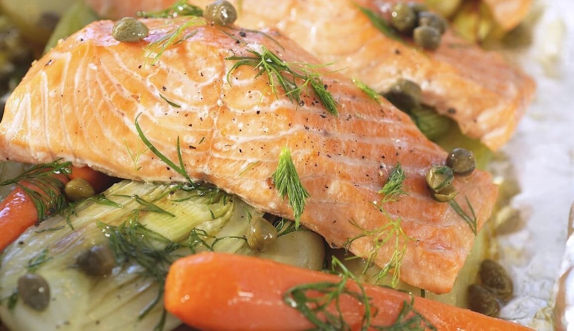 Salmone al forno con finocchi e capperi
