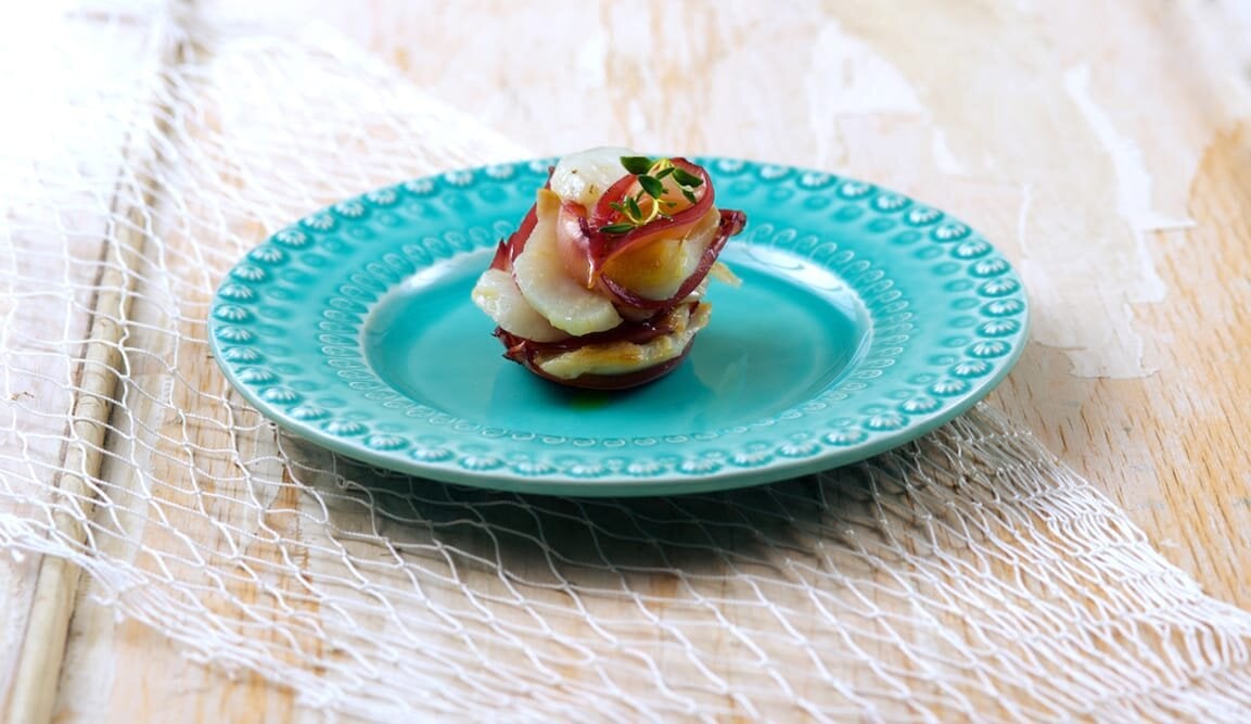 Millesfoglie di Baccalà di Norvegia al timo e cipolle caramellate