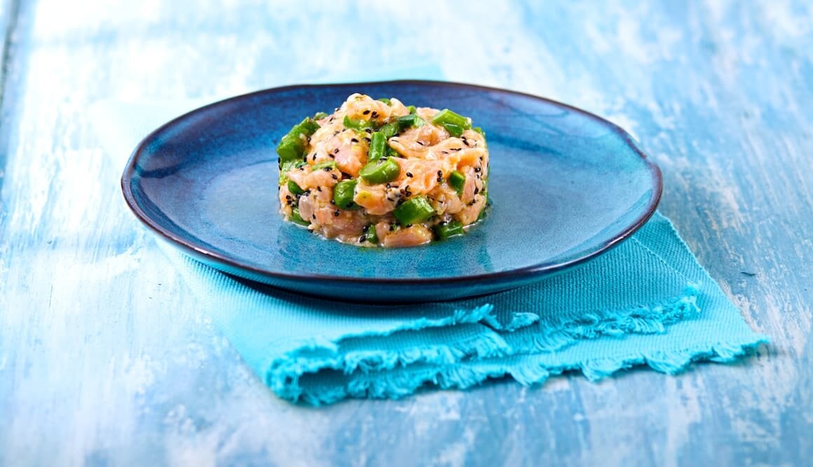 Tartare al coltello di Salmone Norvegese con asparagi, succo di arancia, zenzero e sesamo nero