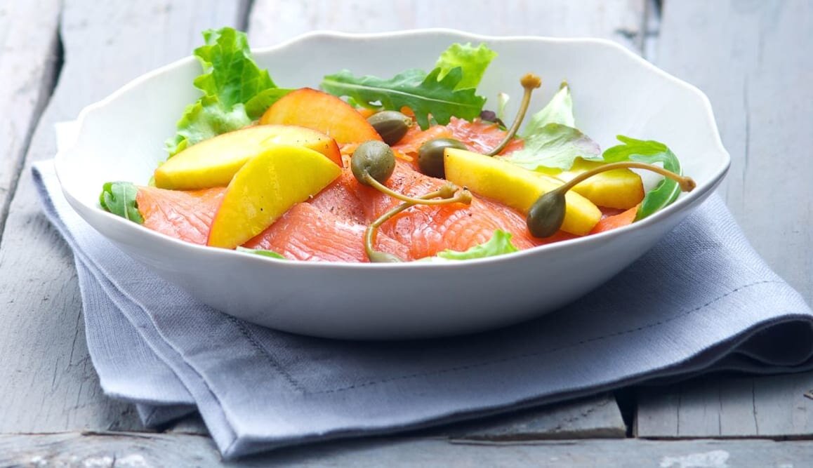 Salmone Norvegese affumicato con misticanza, pesche e capperi