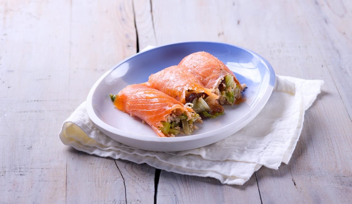 Involtini di salmone affumicato ripieni di cous cous di farro e scarola in agrodolce