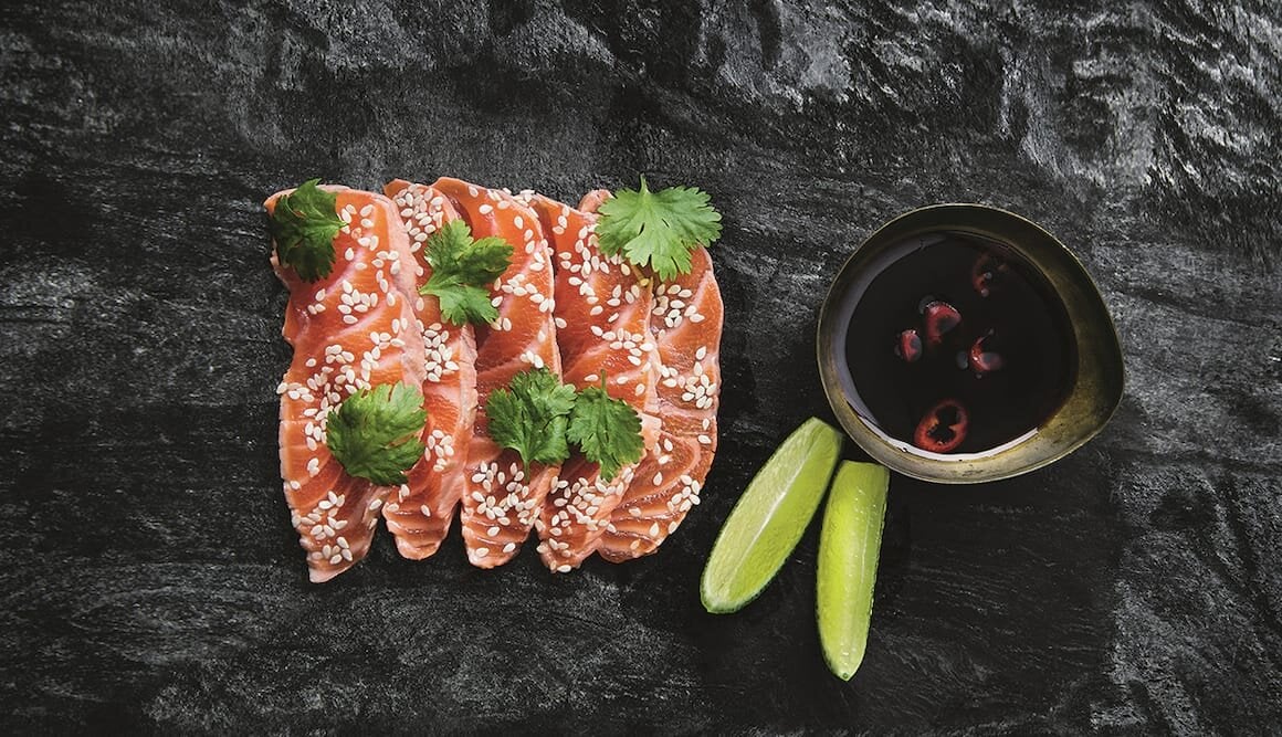 Tataki di salmone norvegese e salsa di soia al peperoncino