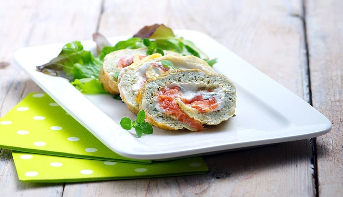 Rotolo di Salmone Norvegese affumicato, frittatina e caprino alle erbe