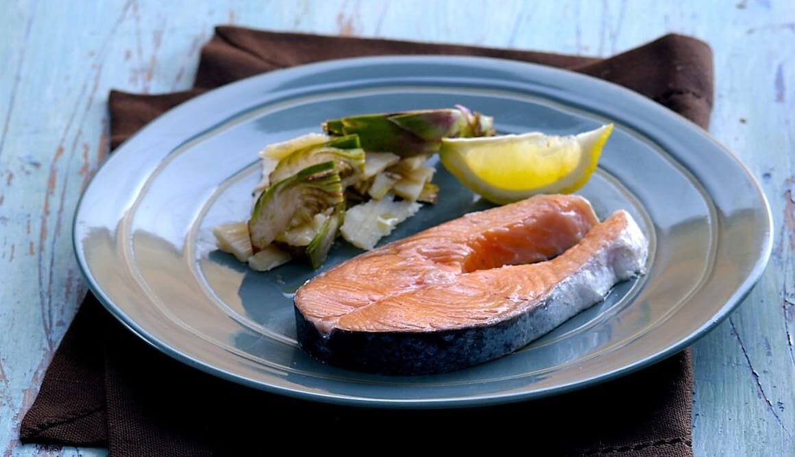 Cotoletta di Salmone con millefoglie di carciofi e grana