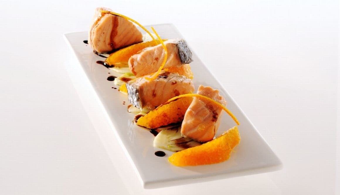 Salmone in dadi a vapore su finocchio a velo e arancia