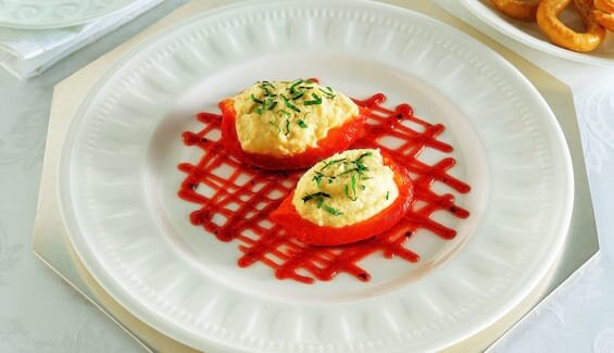 Fagottino di peperone al Baccalà di Norvegia mantecato, salsa cruda al pomodoro