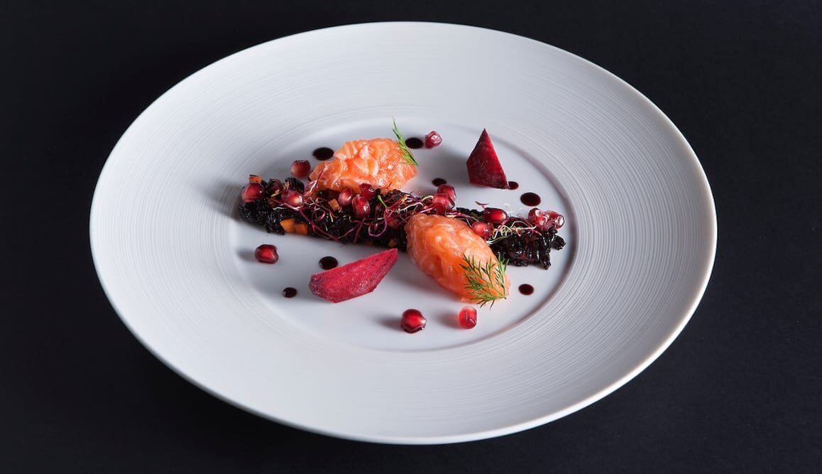 Tartare di salmone norvegese, riso nero, verdure e melograno