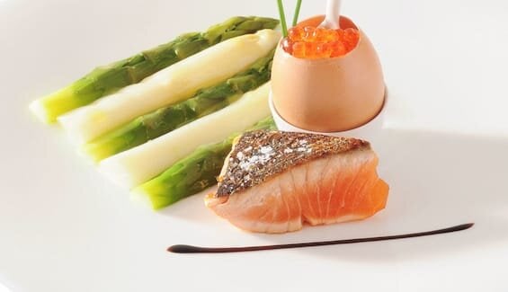 Triangoli di Salmone, asparagi e uovo strapazzato 