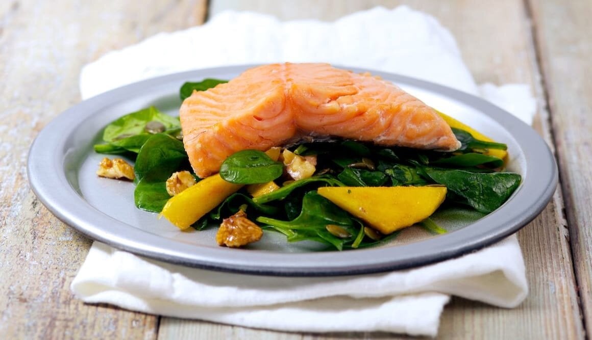Filetto di Salmone Norvegese con insalata di spinacino, pesche e noci