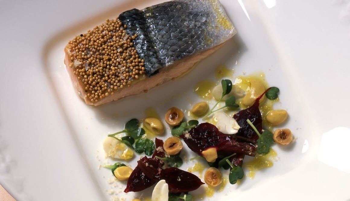 Filetto di Salmone alla senape, barbabietole, nocciole e crescione
