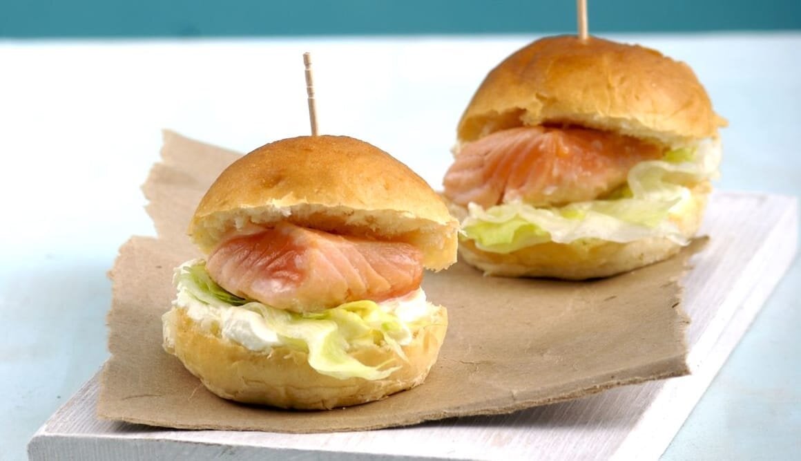 Panini al latte con Salmone e panna acida
