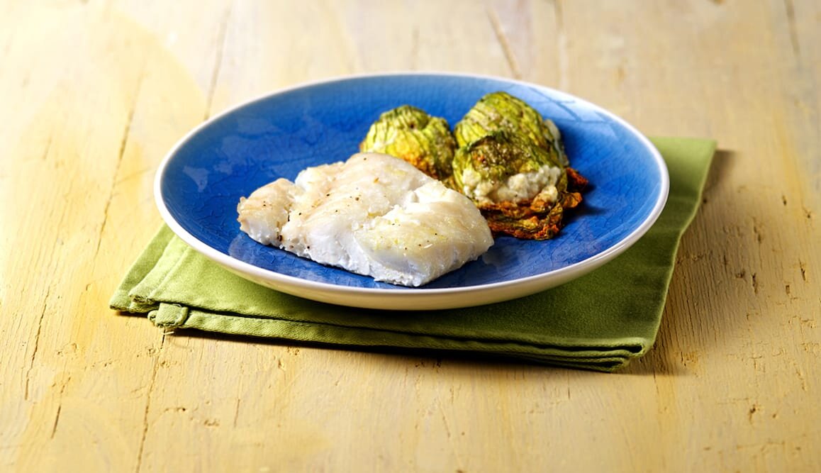 Merluzzo Norvegese al forno con misticanza, olio, limone e fiori di zucca ripieni