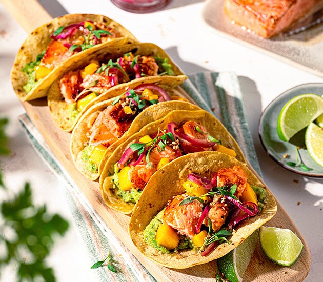 Tacos di salmone con mango, guacamole e cipolle rosse