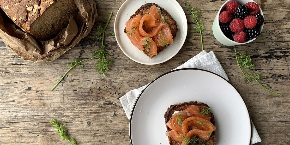 Tartina di salmone norvegese marinato