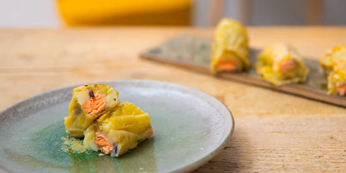 Involtini di verza ripieni di salmone norvegese e patate