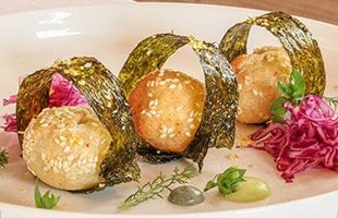 Fish ball al cuore morbido di Stoccafisso Norvegese e maionese all’aglio orsino