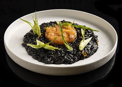 Risotto al nero, salmone norvegese e puntarelle