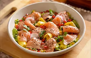 Ceviche di salmone con insalata di mango e melograno