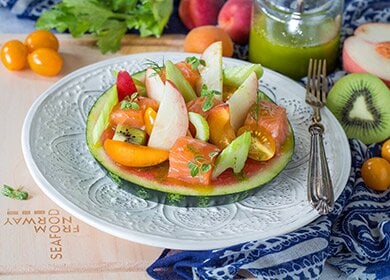 Salmone norvegese marinato con macedonia di frutta e verdura