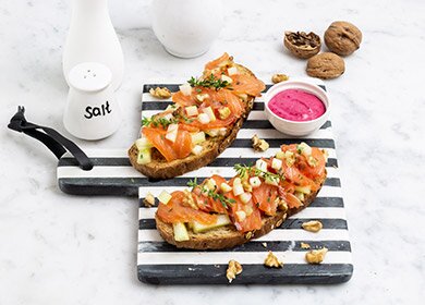 Bruschette di salmone norvegese marinato con insalata di sedano e noci