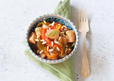 Salmone norvegese marinato con peperoni e curcuma