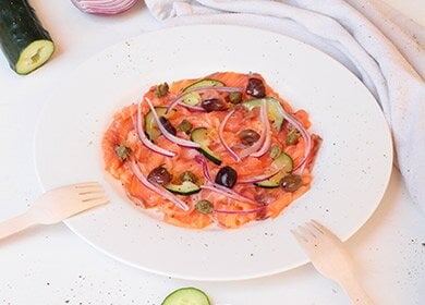 Sashimi di salmone norvegese con capperi, olive, cetriolo e cipolla rossa