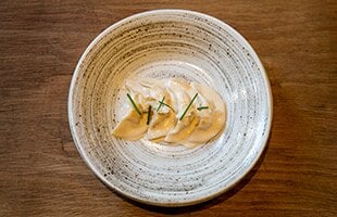 Casunziei ripieni di stoccafisso norvegese, con salsa al Franciacorta, scaglie di stoccafisso ed erba cipollina