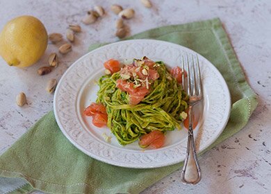 Tagliatelle con tartare di salmone norvegese e pesto di rucola e pistacchi