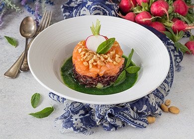 Tartare di salmone norvegese con riso venere e rucola 