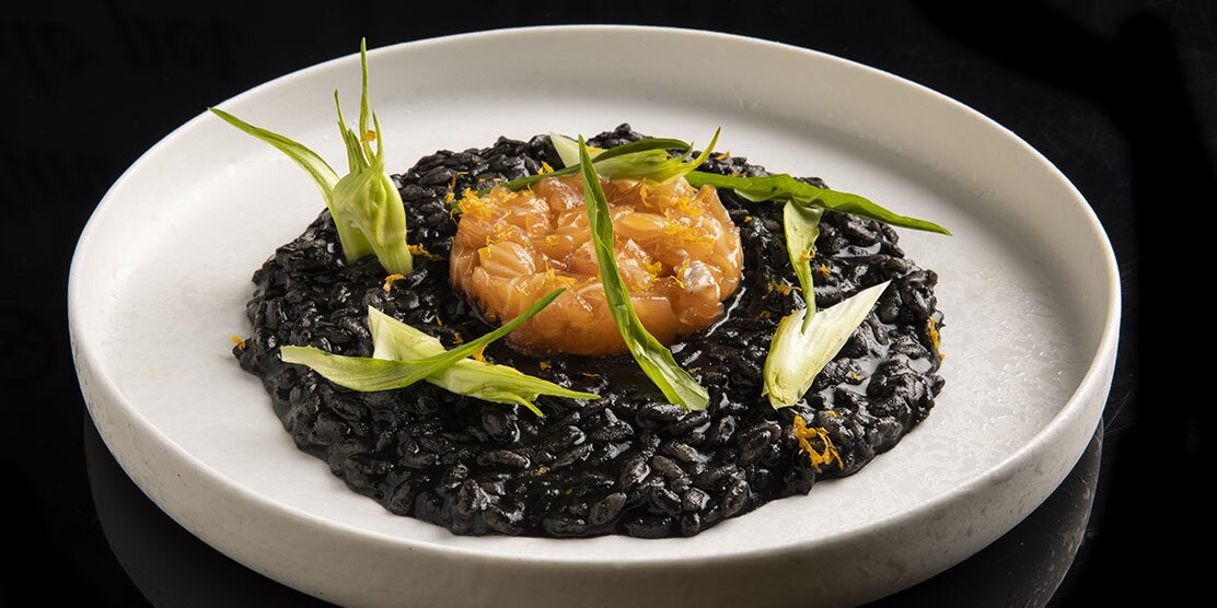 Risotto al nero, salmone norvegese e puntarelle