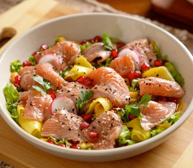Ceviche di salmone con insalata di mango e melograno