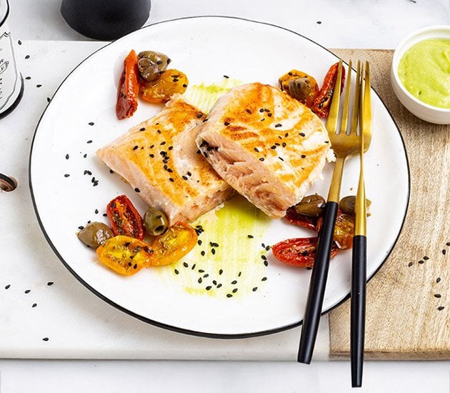 Salmone norvegese con pomodorini confit e maionese di avocado