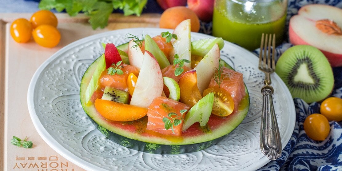 Salmone norvegese marinato con macedonia di frutta e verdura
