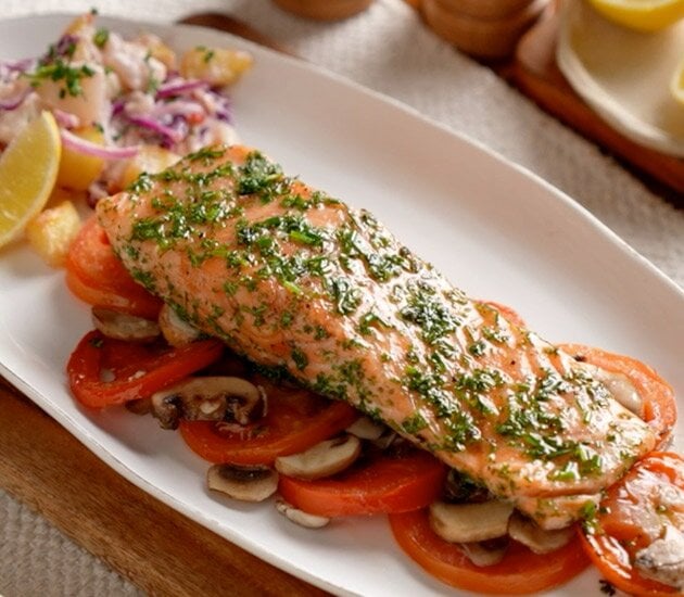 Salmone al forno con pomodori e funghi champignon