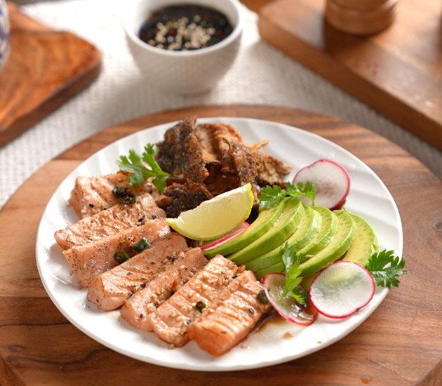 Tataki di norvegese con salsa ponzu e pelle di salmone soffiata