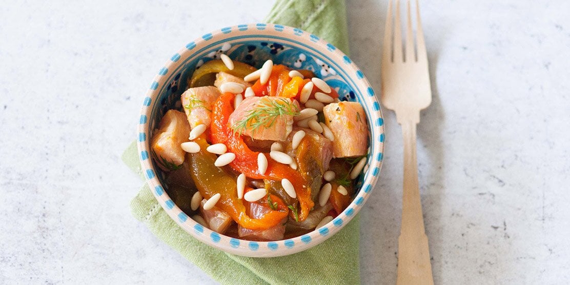 Salmone norvegese marinato con peperoni e curcuma