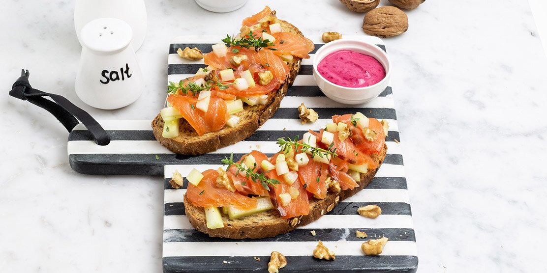 Bruschette di salmone norvegese marinato con insalata di sedano e noci