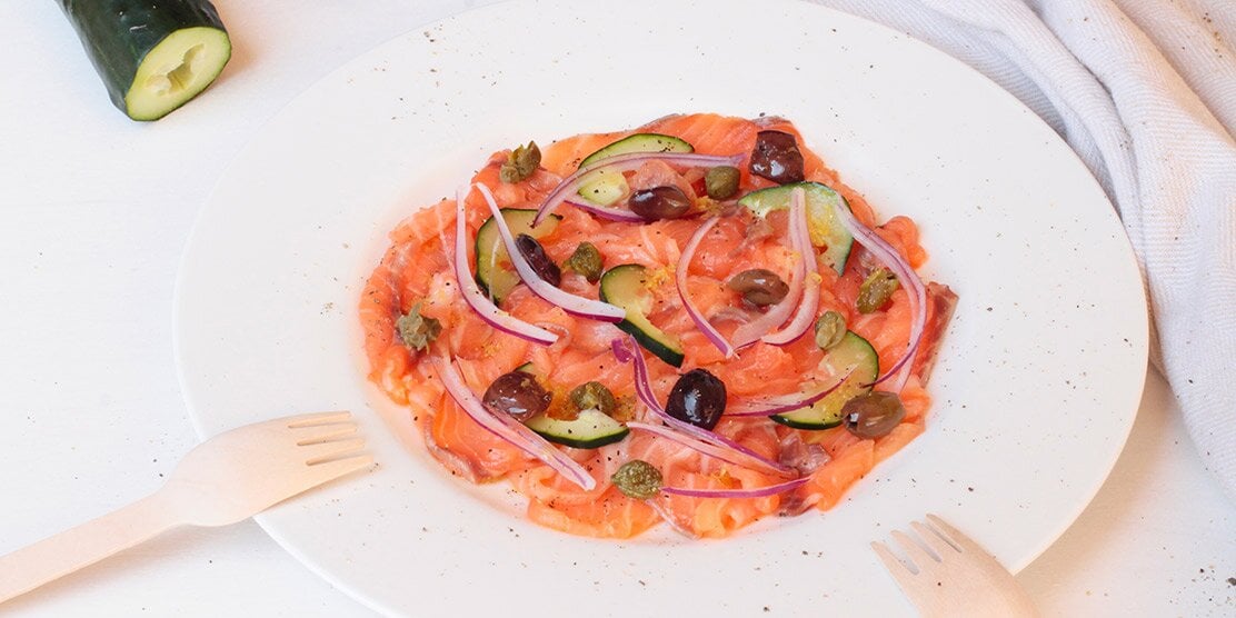 Sashimi di salmone norvegese con capperi, olive, cetriolo e cipolla rossa