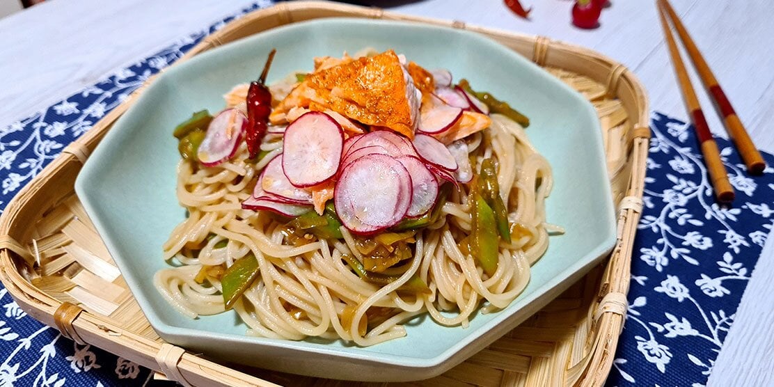 Spaghetti di riso con salmone norvegese