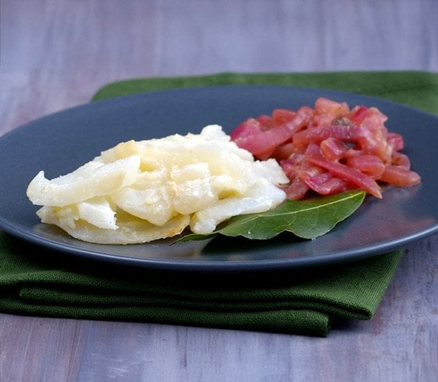 Stoccafisso di Norvegia con composta di cipolla rossa e olive nere