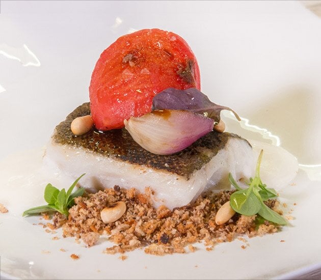 Stoccafisso Norvegese, aglio di vessalico, terra di olive, pomodoro alla piastra, mandorle e cipolla