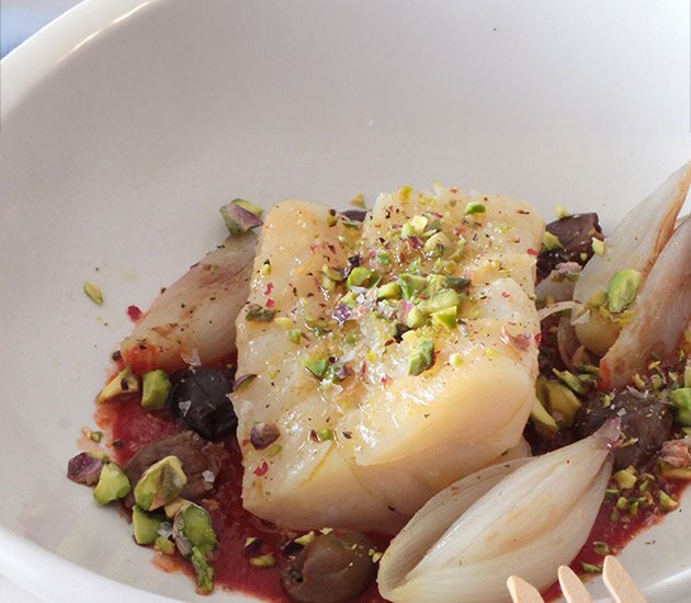 Stoccafisso norvegese con pomodoro, olive, scalogno e pistacchi
