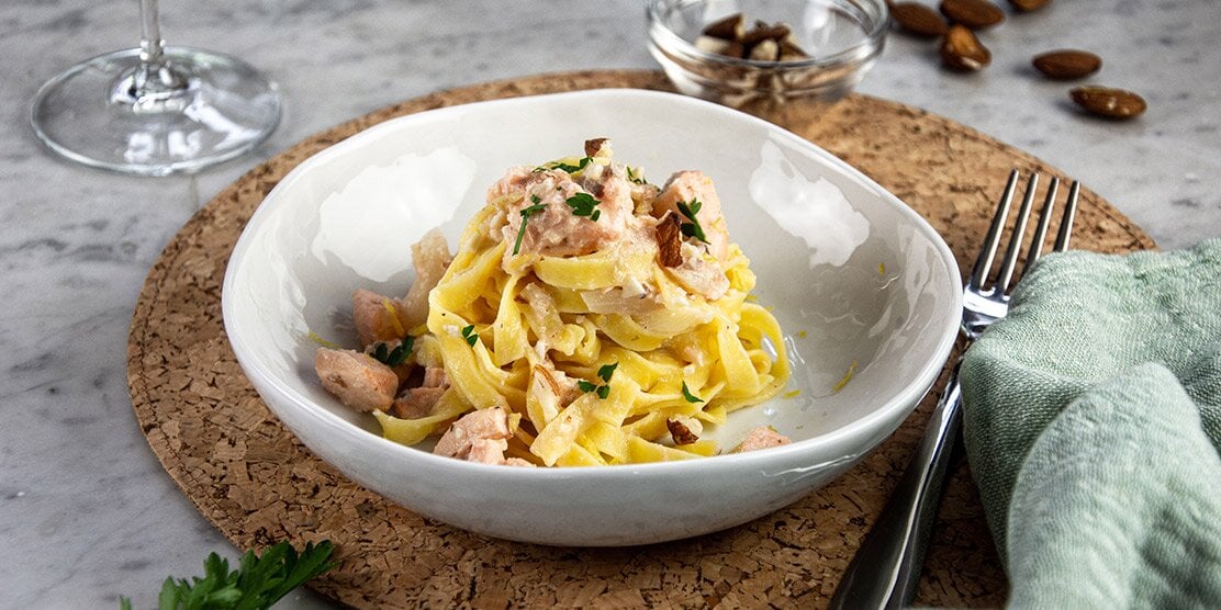 Tagliatelle al salmone norvegese con mandorle e limone