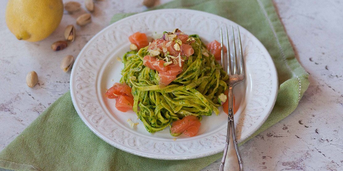 Tagliatelle con tartare di salmone norvegese e pesto di rucola e pistacchi