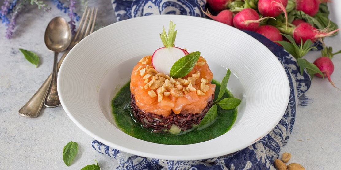 Tartare di salmone norvegese con riso venere e rucola