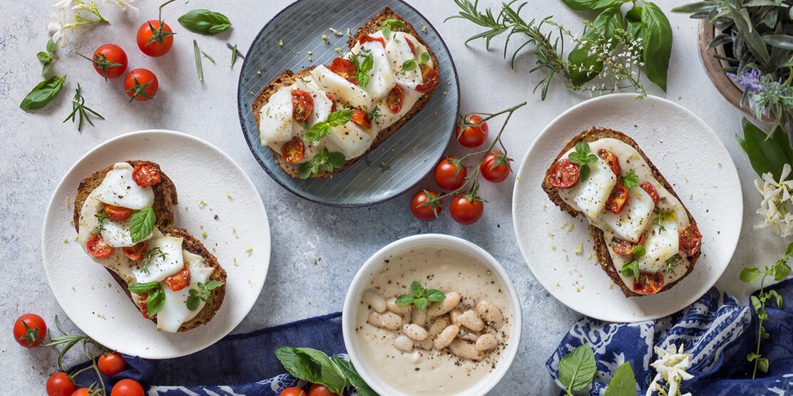 Bruschette di baccalà norvegese con cannellini e pomodori confit