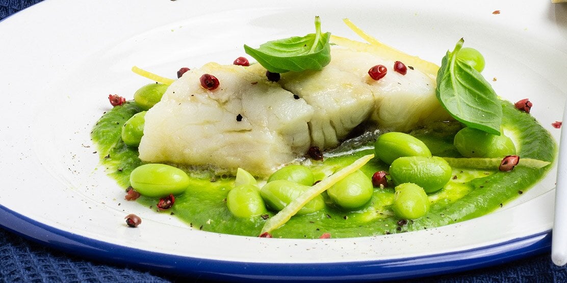 Filetto di baccalà norvegese con crema di edamame e piselli