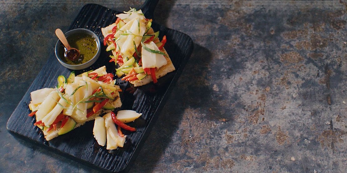 Bruschetta con baccalà norvegese, peperoni e zucchine